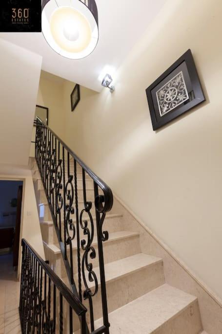 Beautiful, Typical Maltese 4Br Home With Roof Top By 360 Estates Sliema Bagian luar foto