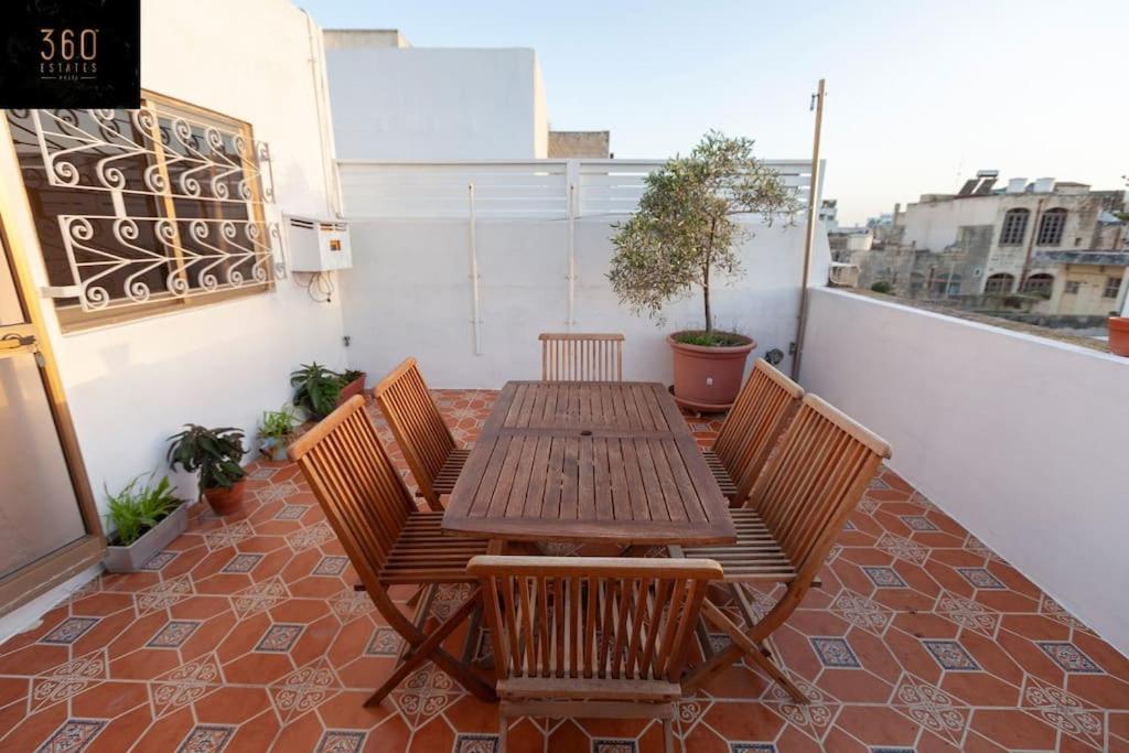 Beautiful, Typical Maltese 4Br Home With Roof Top By 360 Estates Sliema Bagian luar foto