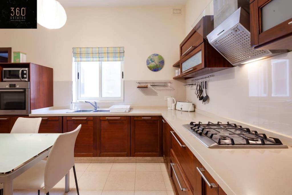 Beautiful, Typical Maltese 4Br Home With Roof Top By 360 Estates Sliema Bagian luar foto