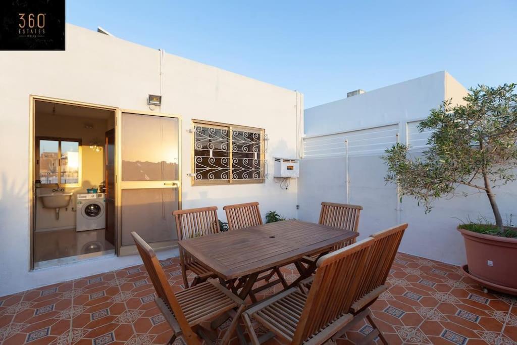Beautiful, Typical Maltese 4Br Home With Roof Top By 360 Estates Sliema Bagian luar foto
